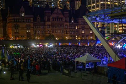 Large crowd gathers in Nathan Phillips Square Foto stock