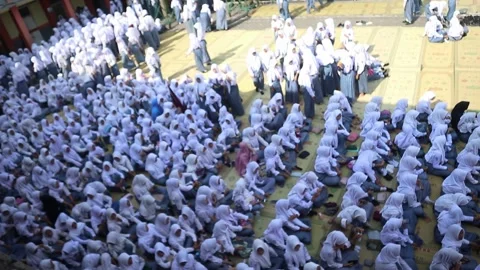 A large crowd of high school students studying outside the classroom. Vídeo Stock 343827233
