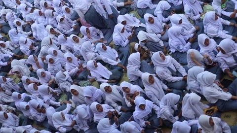 A large crowd of high school students studying outside the classroom. 스톡 동영상 343827607
