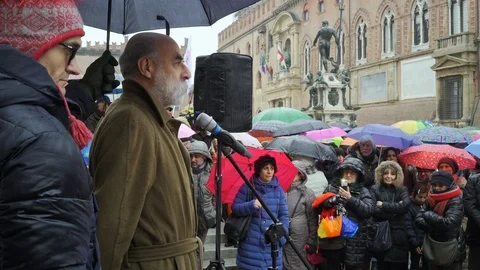 A large crowd listening to a speech against Salvini's politics Stock Footage 102232098