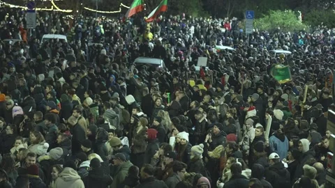 A large crowd moves to protest in downtown Sofia Vídeos de archivo 324556519