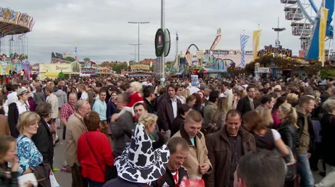 Large Crowd at Oktoberfest Munich Vidéo 43664019