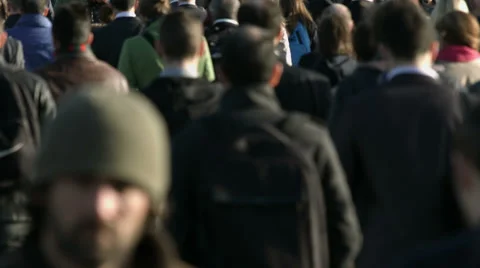Large crowd of pedestrians walk over London Bridge 21b. HD version 스톡 동영상 37351953