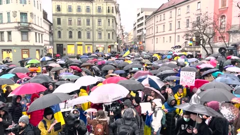 Large crowd of people with Ukrainian flags and posters gathered for a peaceful Vídeos de archivo 171197947
