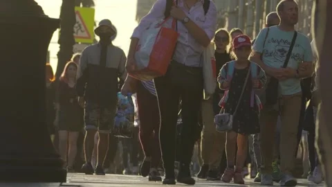 A large crowd of people walking along Nevsky Prospect on a warm sunny Sunday 스톡 동영상 146979575