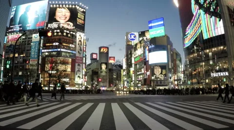 Large crowd at the Shibuya Crossing surrounded by neons in twilight skies. Vídeos de archivo 61537164