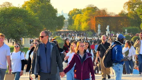 Large crowd of visitors gathering on the promenade of the Tuileries garden 動画素材 337880843