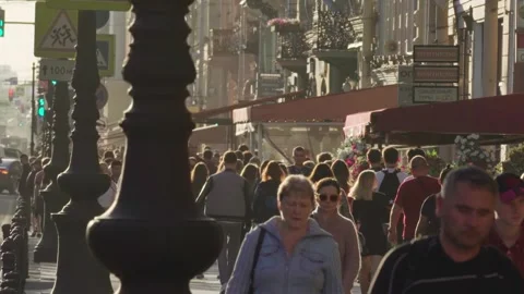 A large crowd walking along Nevsky Prospect with old buildings in sunlight 스톡 동영상 146978976