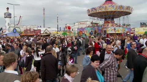 Large Crowd Walking at Oktoberfest in Munich Video stock 43661501