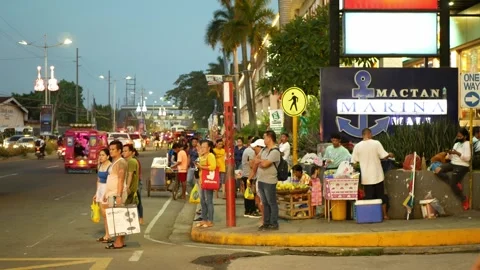 Large crowded plenty of people Philippines waiting for multicab jeepney Vidéo 337621938
