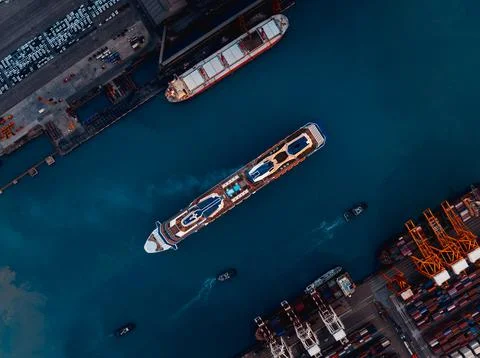 Large Cruise Ship Navigating Through Industrial Port In Laem Chabang Thaila.. 库存照片
