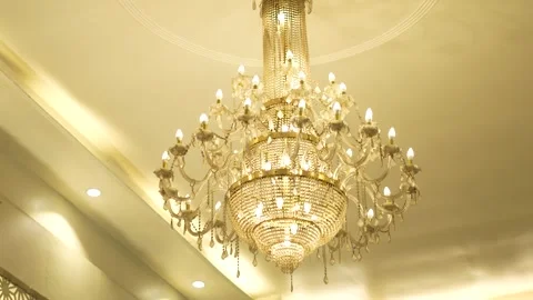 Large Crystal Chandelier on Ceiling Vidéo 341567335