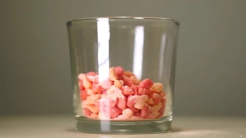 Large crystals of pink cane sugar in transparent glass with white reflection 스톡 동영상 75241520