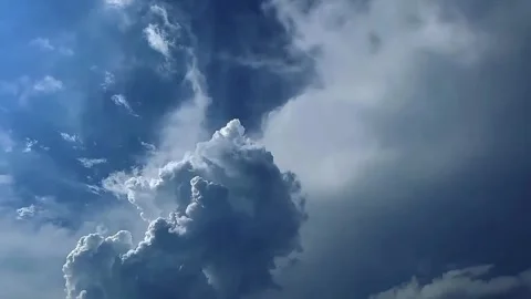 A large cumulonimbus cloud in a blue sky 스톡 동영상 328979262