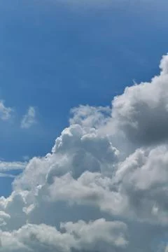 A large Cumulus cloud against a clear blue sky. Foto stock