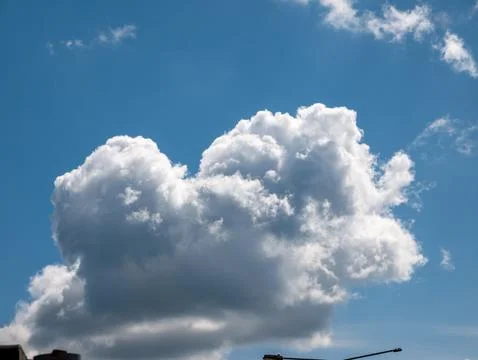 Large Cumulus Cloud in Blue Sky 库存照片