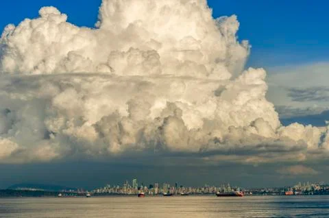 Large cumulus cloud over downtown Vancouver, British Columbia, Canada. Foto stock