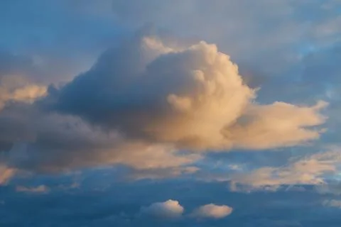 Large Cumulus cloud before the rain in the evening at sunset. Foto stock