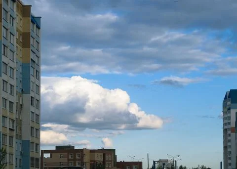 A large cumulus cloud in the sky over a residential area Foto stock