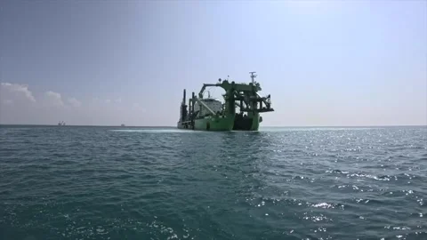 Large cutter suction dredger operating offshore in tropical waters. Industrial Vídeo Stock 336690884