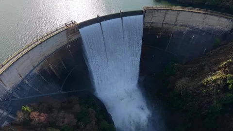 Large Dam Structure Discharging Water Through Spillway Vídeo Stock 331725235