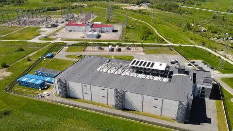 Large data center building powered by electrical substation Foto stock