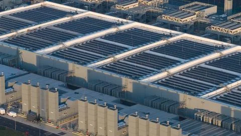 Large data center building with solar panels on roof Stockfoto's