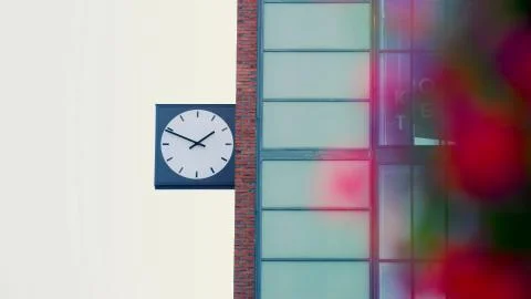 A large dial attached to the side of the building Foto stock