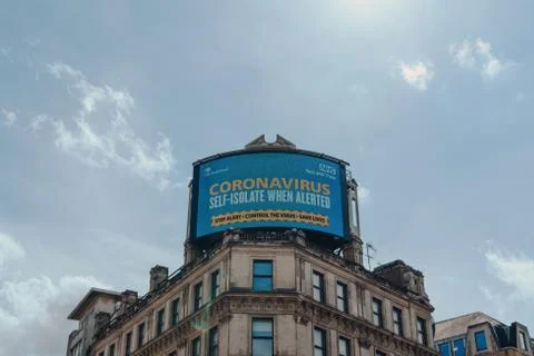 Large digital screen with Coronavirus update on top of the building in Piccad Fotos de archivo