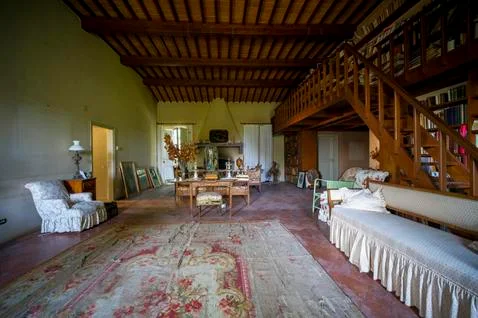 Large dining room with table and vases in old abandoned house Stock-Fotos