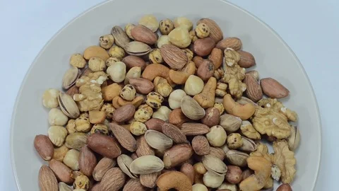Large diversity of healthy nuts in a dark bowl Vidéo 81244569