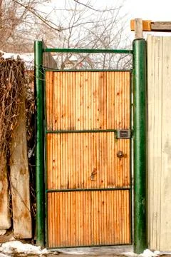 A large door a gate in the fence a solid Russian village in a vintage style Foto stock