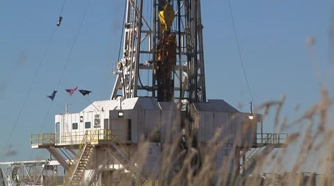 Large Drilling Rig Blocks Go Up Derrick Stockbeeldmateriaal 43066179