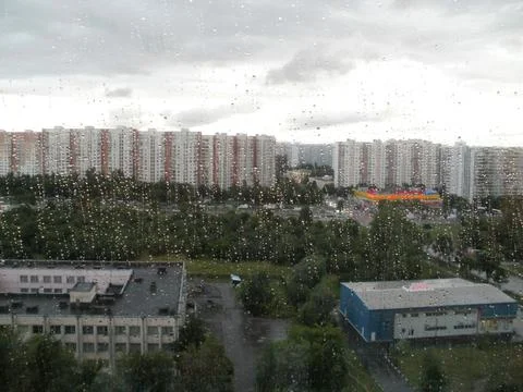 Large drops on the background against the background of city buildings, gray sky Foto stock