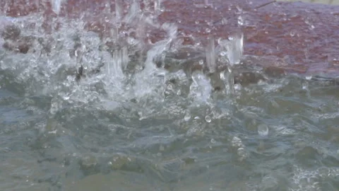 Large drops fall into the water in the city fountain in the sun. Stock Footage 111421168