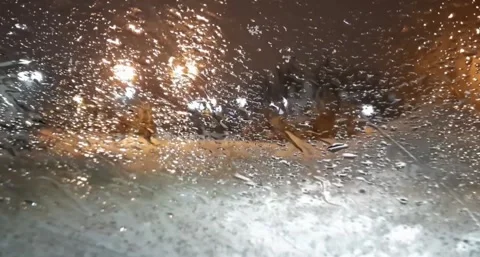 Large drops of moisture flowing down the windshield of the car Vidéo 169956673
