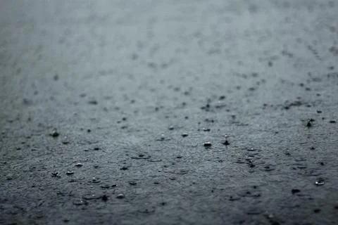 Large drops of rain falling into puddles. a cloudy, rainy daylarge drops of rain 스톡 사진