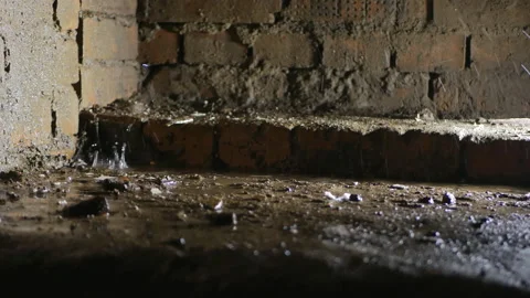 Large drops of water drip onto the basement floor. Splashes from drops fly off Video stock 142706288