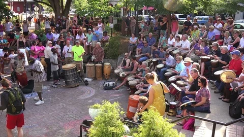 Large Drum Circle at City Park in Downtown Asheville, North Carolina Vidéo 76057575