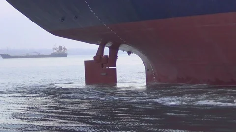 A large dry cargo ship mooring, enters the commercial seaport and moors at the b Vidéo 137256064