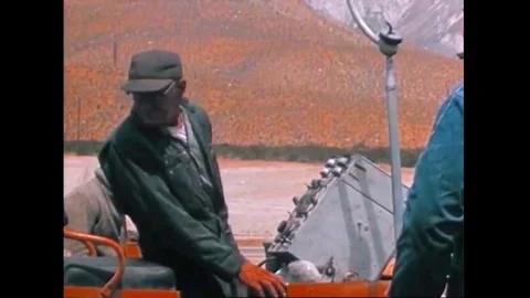 Large dump trucks distribute concrete slurry in front of a giant slip form Vídeo Stock 141597652