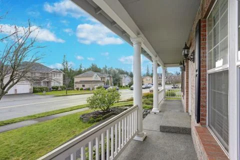 Large elegant white columns porch with view of the street. Foto stock