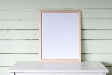 Large empty frame on a white table in a clapboard cottage. copy the space. Foto stock
