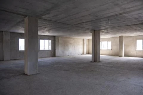 A large, empty room with a lot of windows Stock-Fotos