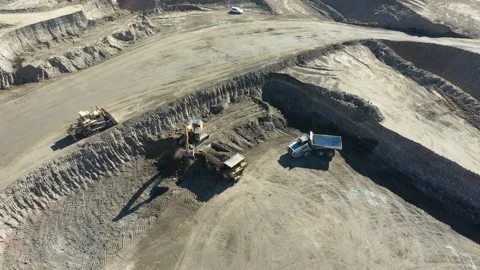 Large Excavator Digging dirt Видео 150606158