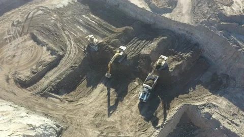 Large Excavator Digging dirt Vídeo Stock 150606182