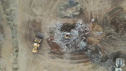 Large Excavator Digging dirt 스톡 동영상 150607019