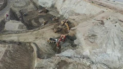 Large Excavator Digging dirt 스톡 동영상 150607233