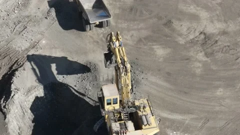 Large Excavator Digging dirt 스톡 동영상 150607373