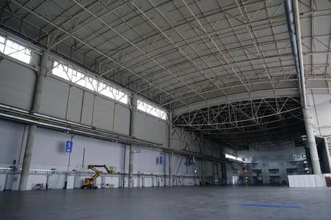 Large exhibition space. Large empty storehouse, huge premise Stock-Fotos